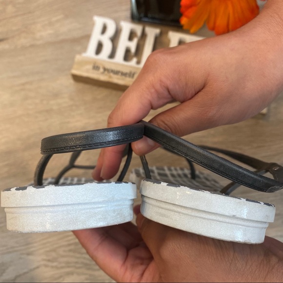 Old navy flipflops - Picture 3 of 3